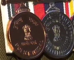 इनामी नक्सलियों को धराशायी करने वाले प्रदेश के 3 पुलिस अधिकारियों को मिला वीरता पदक