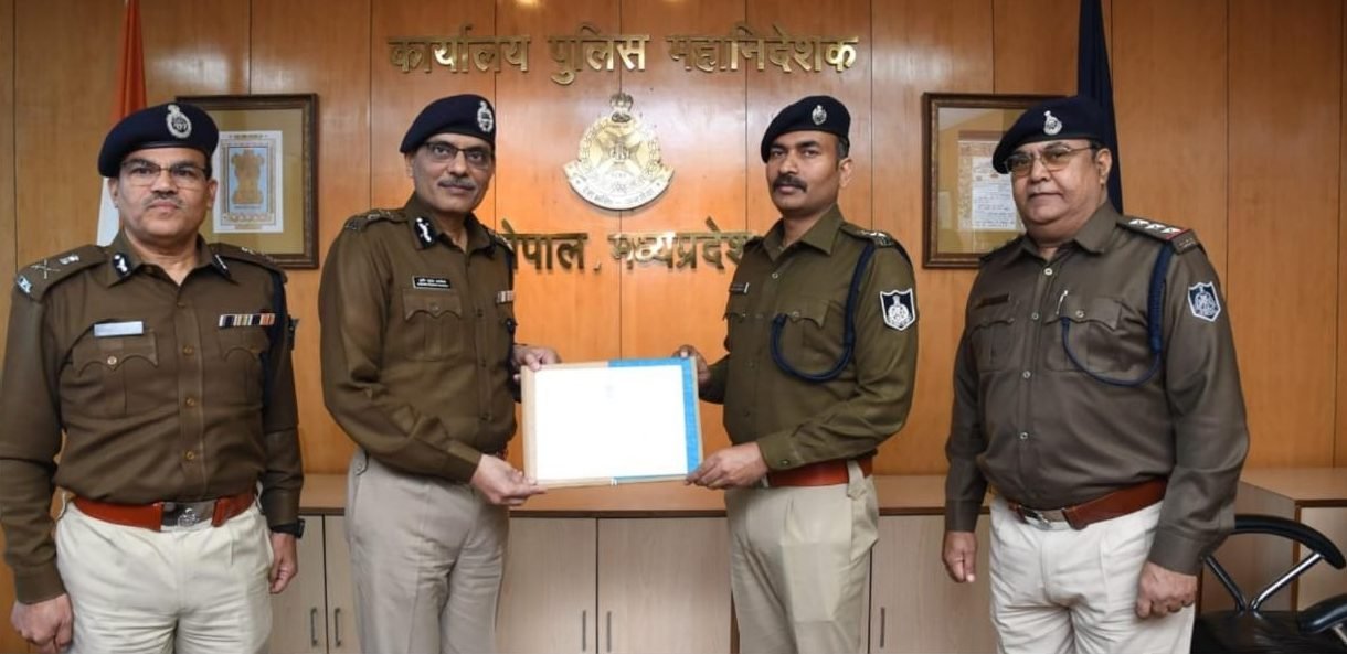 डीजीपी ने एसपी देवास और सिविल लाइन टीआई को किया सम्मानित