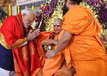 द्वारका पहुंचे पीएम मोदी द्वारकाधीश के दर्शन कर द्वारका पीठ के शंकराचार्य से भी लिया आशीर्वाद