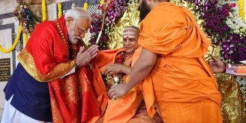 द्वारका पहुंचे पीएम मोदी द्वारकाधीश के दर्शन कर द्वारका पीठ के शंकराचार्य से भी लिया आशीर्वाद