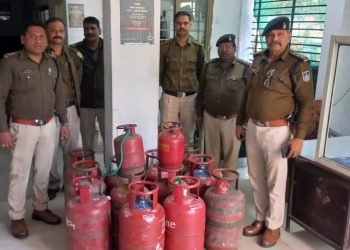दुकान में खतरनाक गैस भरकर बेच रहे थे घरेलू गैस सिलेंडर, 15 जब्त