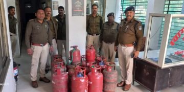 दुकान में खतरनाक गैस भरकर बेच रहे थे घरेलू गैस सिलेंडर, 15 जब्त