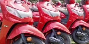 बोर्ड परीक्षा में सर्वाधिक अंक प्राप्त करने वाले  विद्यार्थियों को मिली ई-स्कूटी
