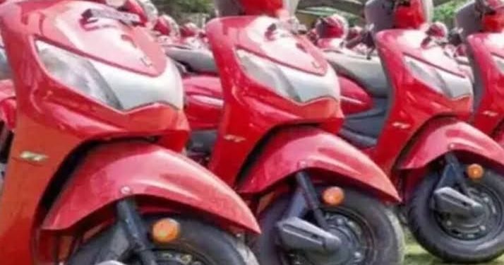 बोर्ड परीक्षा में सर्वाधिक अंक प्राप्त करने वाले  विद्यार्थियों को मिली ई-स्कूटी