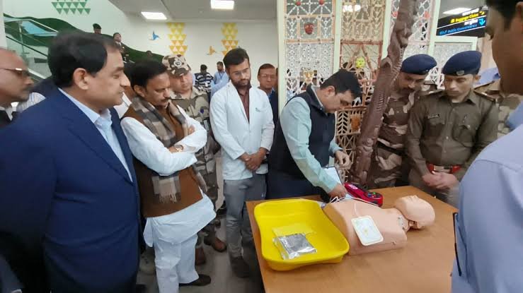 राजा भोज एयरपोर्ट भोपाल में स्वचालित बाह्य डिफिब्रिलेटर (एईडी) सुविधा का शुभारंभ