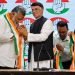 पप्पू यादव ने कांग्रेस में अपनी पार्टी का विलय किया, पट्टा पहनते ही झेलना पड़ी नाराज़गी