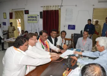 कांग्रेस प्रत्याशी दिनेश यादव ने जबलपुर से नामांकन फॉर्म भरा