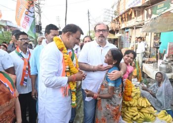 कांग्रेस लोकसभा प्रत्याशी दिनेश यादव ने पूर्व से पश्चिम तक किया सघन जनसंपर्क