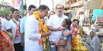 कांग्रेस लोकसभा प्रत्याशी दिनेश यादव ने पूर्व से पश्चिम तक किया सघन जनसंपर्क