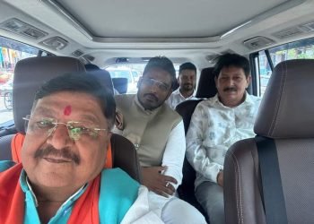 इंदौर में खेला : ऐनवक्त पर कांग्रेस का हाथ छोड़, फूल पर “बम” लट्टू हो गए…
