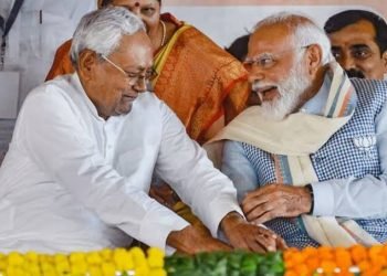 बिहार के नवादा से सीएम नीतीश कुमार का पीएम मोदी के पैर पड़ने वाला वीडियो वायरल