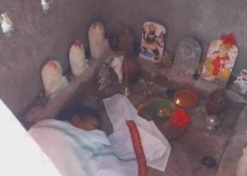 जबलपुर में आस्था या अंधविश्वास ? देवी मंदिर में जीभ काटकर महिला ने चढ़ा दी, बोली सपने में आई थी देवी दुर्गा 