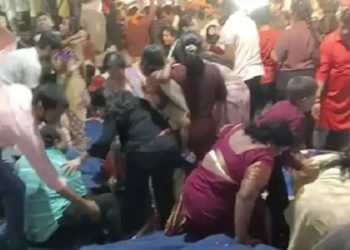 जबलपुर में पीएम मोदी के रोड शो के दौरान गिरा स्वागत मंच, अब दलों में छिड़ा सियासी राग