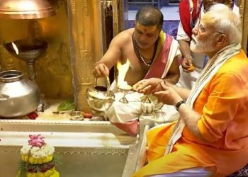 पीएम मोदी ने काशी पहुंचकर रोड शो करने के बाद बाबा विश्वनाथ का आशीर्वाद लिया