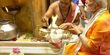 पीएम मोदी ने काशी पहुंचकर रोड शो करने के बाद बाबा विश्वनाथ का आशीर्वाद लिया