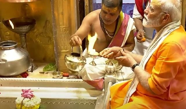 पीएम मोदी ने काशी पहुंचकर रोड शो करने के बाद बाबा विश्वनाथ का आशीर्वाद लिया