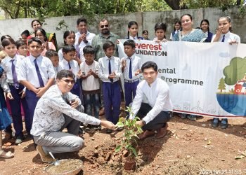 दसवें योग दिवस में कटनी कैमोर में एवरेस्ट कंपनी ने 500 पौधे लगाए