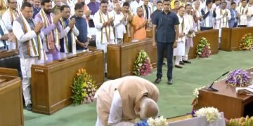 पीएम मोदी ने भारत के संविधान को अपने माथे से लगाया,9 जून को लेंगे पीएम पद की शपथ