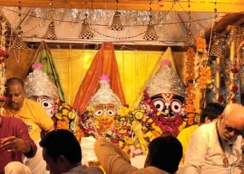 भक्तो को दर्शन देते हुए रथ पर सवार होकर निकले जगत के नाथ पहुंचे मौसी के घर