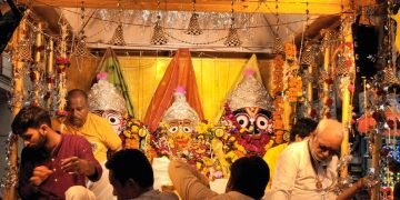 भक्तो को दर्शन देते हुए रथ पर सवार होकर निकले जगत के नाथ पहुंचे मौसी के घर