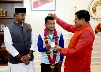 पेरिस ओलंपिक से मेडल जीत कर लौटे हॉकी खिलाड़ी से सीएम और खेल मंत्री ने की भेंट