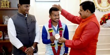 पेरिस ओलंपिक से मेडल जीत कर लौटे हॉकी खिलाड़ी से सीएम और खेल मंत्री ने की भेंट