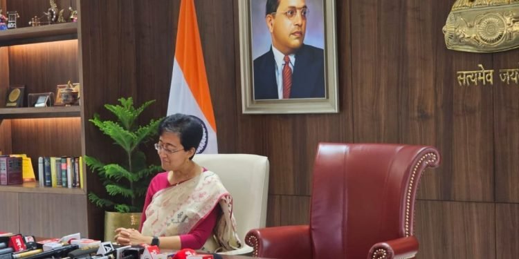 आतिशी की गजब भक्ति..! पदभार संभालते ही केजरीवाल के लिए छोड़ी कुर्सी