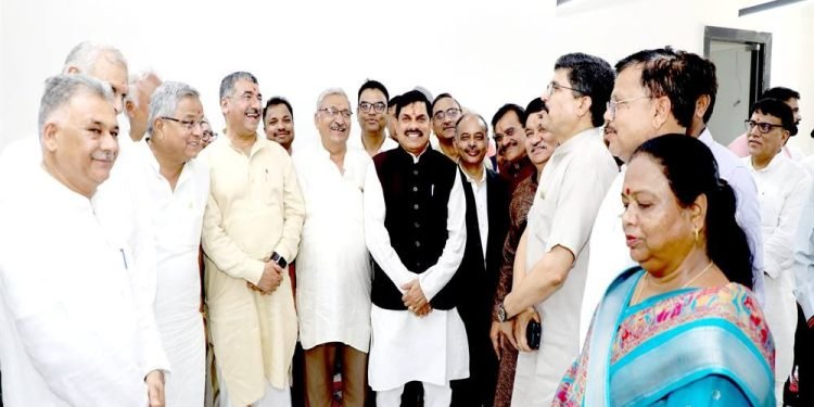मुख्यमंत्री डॉ. मोहन यादव स्वदेश समाचार पत्र कार्यालय की पूजा में सम्मिलित हुए
