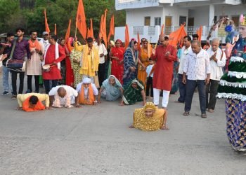 नर्मदे हर के जय घोष के साथ दंडवत होकर निकली 467वीं “नर्मदा पंचकोशी परिक्रमा” 