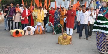 नर्मदे हर के जय घोष के साथ दंडवत होकर निकली 467वीं “नर्मदा पंचकोशी परिक्रमा” 