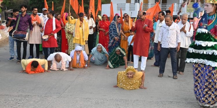 नर्मदे हर के जय घोष के साथ दंडवत होकर निकली 467वीं “नर्मदा पंचकोशी परिक्रमा”
