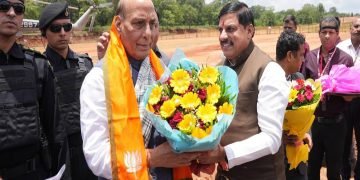 रक्षा मंत्री राजनाथ सिंह का पचमढ़ी हेलीपैड पहुंचने पर हुआ स्वागत