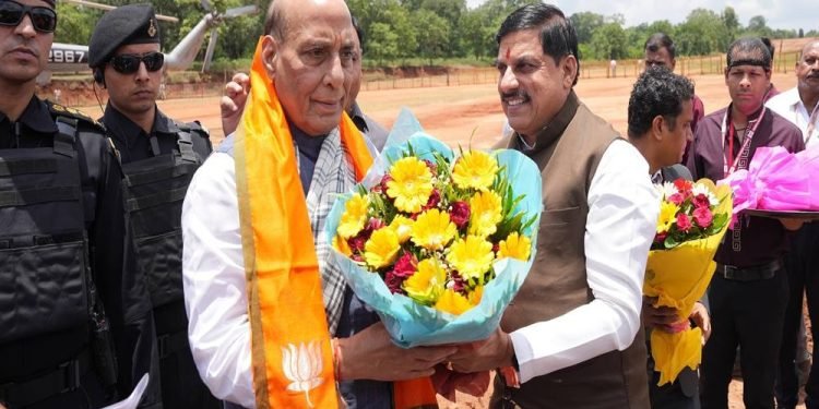 रक्षा मंत्री राजनाथ सिंह का पचमढ़ी हेलीपैड पहुंचने पर हुआ स्वागत