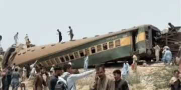 पाकिस्तान में एक बड़ा रेल हादसा, पलट गई पूरी ट्रेन, हुआ धमाका