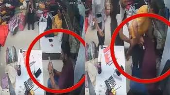 कुर्सी पर बैठे-बैठे गिरा युवक, पल भर में गई जान, वायरल हुआ वीडियो