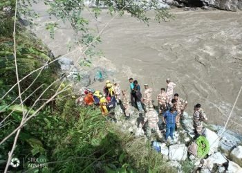 हादसा : रुद्रप्रयाग के घोलतीर इलाके में एक बस अलकनंदा नदी में गिरी