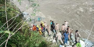 हादसा : रुद्रप्रयाग के घोलतीर इलाके में एक बस अलकनंदा नदी में गिरी