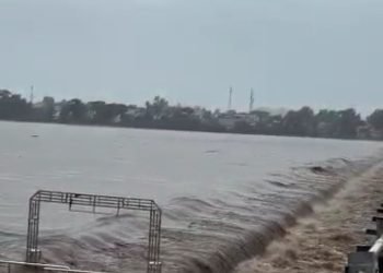मध्यप्रदेश के कटनी, मंडला, डिंडोरी में भारी बारिश से कोहराम, जबलपुर में गैस सिलेंडर से भरा ट्रक डूबा 