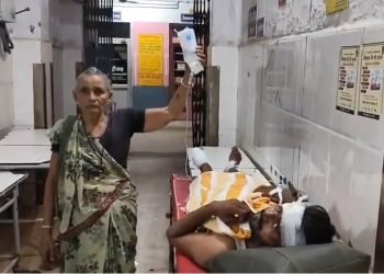 बूढी दादी पोते के लिए बन गई अस्पताल में ड्रिप स्टैंड