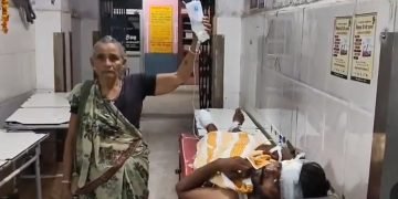 बूढी दादी पोते के लिए बन गई अस्पताल में ड्रिप स्टैंड