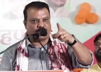जो कलेक्टर और आईएएस अगर पार्टीबाजी करेगा,तो फिर हम भी बताएंगे, डरिए मत और अगर गुलाम हो तो चड्डी पहन लो