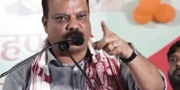 जो कलेक्टर और आईएएस अगर पार्टीबाजी करेगा,तो फिर हम भी बताएंगे, डरिए मत और अगर गुलाम हो तो चड्डी पहन लो