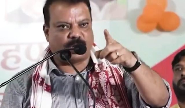 जो कलेक्टर और आईएएस अगर पार्टीबाजी करेगा,तो फिर हम भी बताएंगे, डरिए मत और अगर गुलाम हो तो चड्डी पहन लो