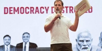 राहुल गांधी ने वोट चोरी को लेकर आयोग को घेरा, तो आयोग ने मांग लिया शपथ पत्र अब दोनों आमने-सामने 
