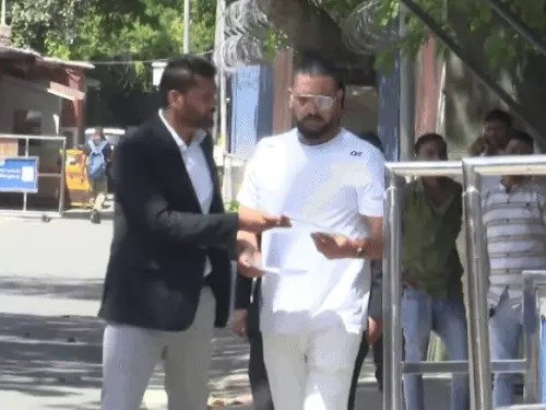 पूर्व क्रिकेटर युवराज सिंह से ऑनलाइन बेटिंग एप के प्रमोशन मामले में हुई पूछताछ