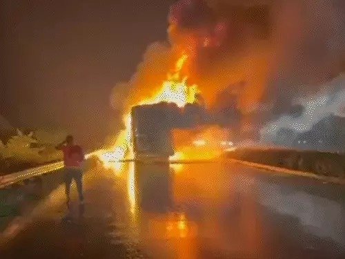 आंध्र प्रदेश के कुर्नूल बस हादसे में एक नया खुलासा, 234 स्मार्टफोन हुए ब्लास्ट