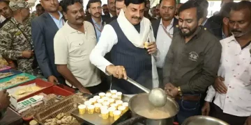 उज्जैन पहुंचे मुख्यमंत्री मोहन यादव ने चाय की दुकान पर बनाई चाय और स्थानीय लोगों से दिल खोलकर की चर्चा 