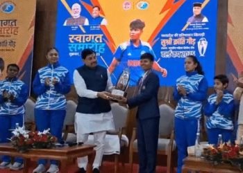 विश्व कप विजेता सदस्य क्रांति गौड़ अपने गांव पहुंची, फूलों से हुआ स्वागत, सीएम ने किया सम्मान, सस्पेंड पिता को किया बहाल