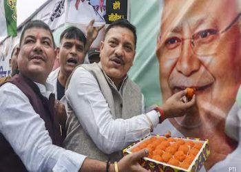 बिहार में अब नतीजों की बहार है नितेशे कुमार है, एनडीए बहुमत की ओर