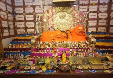 भैरव अष्टमी पर भक्तों ने भैरवनाथ को 2100 प्रकार का भोग और 45 प्रकार की देसी-विदेशी मदिरा का लगाया भोग
